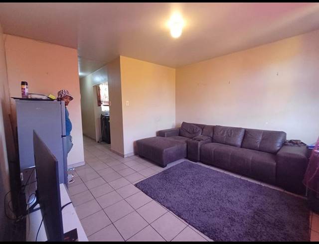 1 BEDROOM APARTMENT FOR SALE IN ESSENWOOD